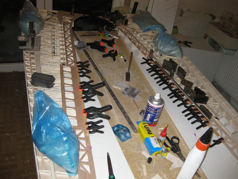 Nach dem beschleifen der Balsazulagen der Untergurte kann mit dem beplanken der Unterseite begonnen werden