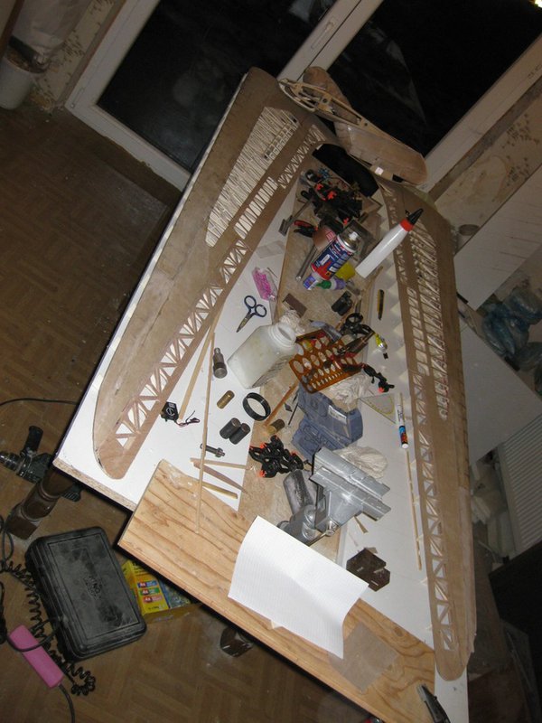 Unterseitenbeplankung fertig fürs anbringen der Nasenleiste aus Pappelsperrholz und verschleifen der ganzen Kiste