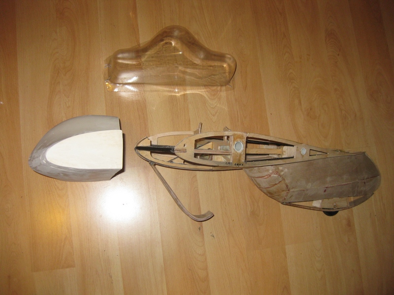 Hier ein Zwischenstand des Haubenrohlings und die Kufen des Mittelstücks nehmen langsam Gestalt an. Die Einziehmechanik der vorderen Kufe ist nicht käuflich und vor deren bau hab ich noch etwas bammel. Ich bin da noch mitten in der Konstruktion im CAD