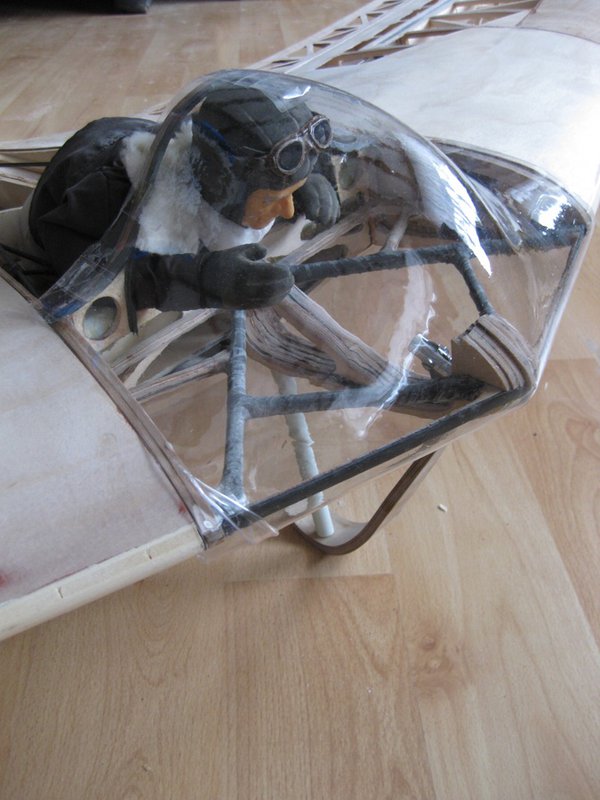 Für die Testhaube hatte ich leider nur 0,75er Vivak da, das ist zu dünn und deshalb gabs eine Falte in der Nase. Für die richtige Haube will ich 1,5er verwenden. Die Schleppkupplung ist auch schon drin