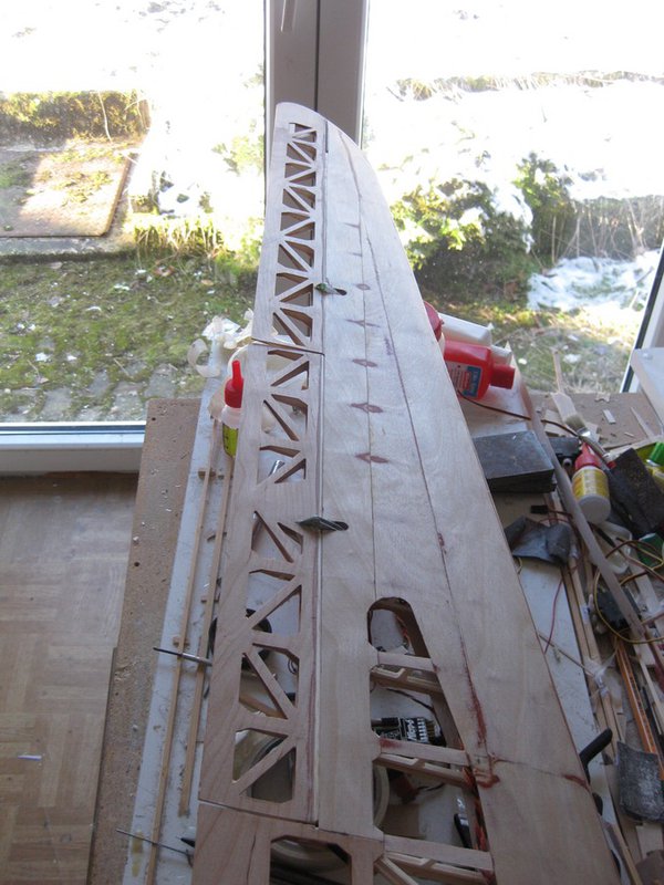 Die langen Quer-/ Höhenruder sind entgegen dem Original noch mal geteilt, damit kann ich Klappenmischungen fliegen die Giermomente gegen das negative Wendemoment erzeugen und mit einseitig Butterfly auf dem Seitenruderknüppel hab ich sogar ein Seitenruder ohne Seitenleitwerk.