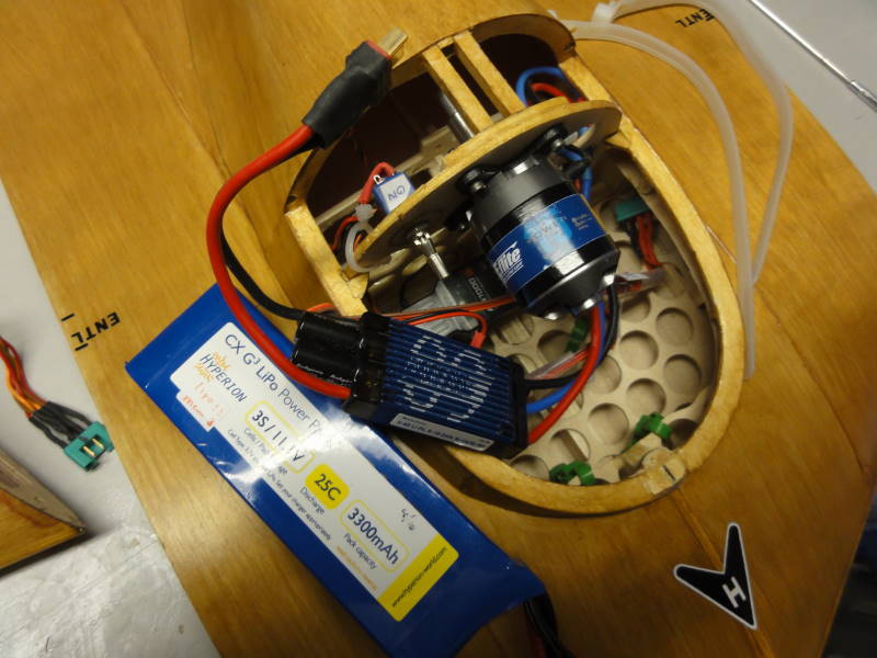 Hyp 3 cell, 60 a regler bl 25 e-flite AR7000 rx with satelite and next to motor a on/off switch (with lock)