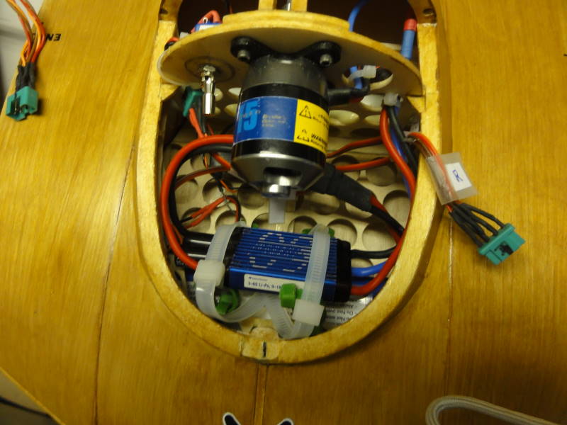 lipo in batt compartment, regler ´on´it, tied up with re-usable tye-rip