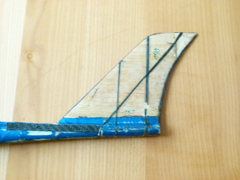 die flossenform Mit der flosse bin ich auch eine Fläche 160cm x18cm geflogen und das hat prima geklappt.<br />was ih nicht mehr wußte als ich den beitrag erstellt hab. ein bisschn ins profil geschliffen hab ich das ganze auch noch.