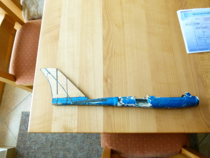 Der rumpf war mal der meines anfängerfliegers (ptero x)und hatte vor der nurianwendung schon einiges erlebt, dann nach längerer pause in einer schrott ecke kam er wieder zum einstaz,bis der selbstegetunet brushless dann die fläche sprengte!