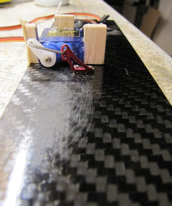 ...und von der Seite, man sieht die Abstandhalterle damit der Servoarm nach unten durch zum verknieen kann