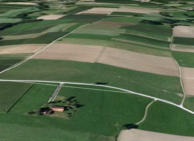 Von dem haus in der mitte aus gesehen über die strße ist die "hangkante" :-)<br />Quelle Googel Earth