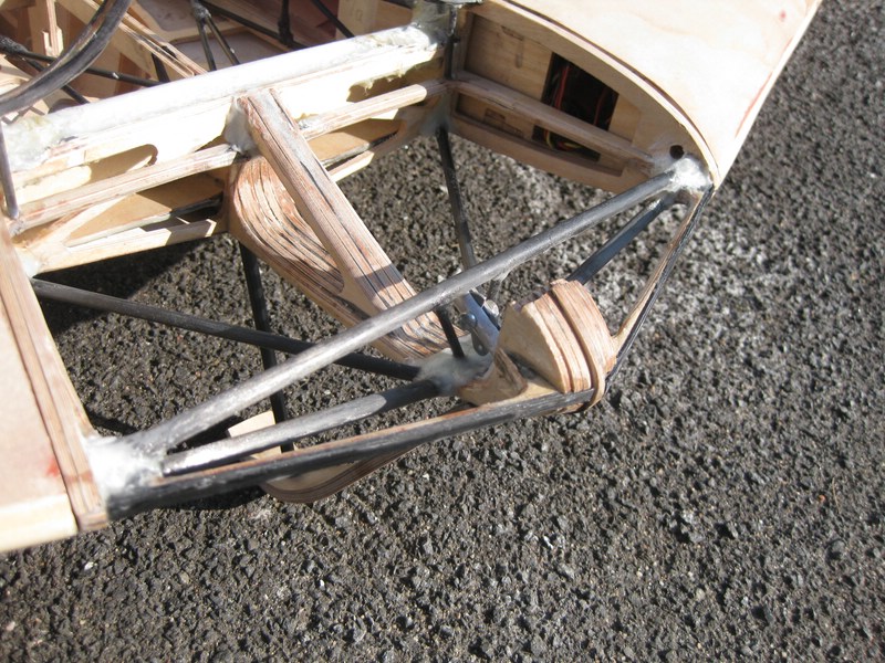 Jetzige Lösung, 3-dimensional, Originalähnlich in Optik und Krafteinleitung mit Nasenleisten-Druckstab, Dreiecksfachwerk an der Kufenaufhängung und Druckdiagonalen die Nasenbumser in den Holm leiten.  Bei mir fehlt noch die Steuermechanik und -gestänge, die kommen aber auch noch rein damit sich der Hilfs-Pilot wo festhalten kann wenn ich fliege :-)