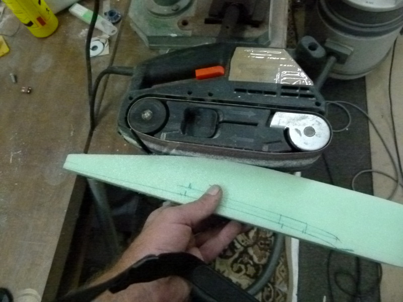 Schleifen.<br />Wr das mit dem bandschleifer macht möge die Körnung hernehmen die ma sonst nie braucht für grobes 40er,<br />für feineres dann 80er. Je feiner das papier desto weniger darf man andrücken sonst schmilzt das zeug.