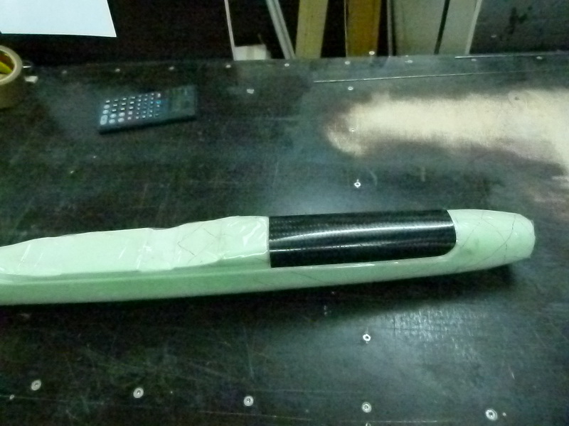 heir haben wir schon eine fertige Kabinen haube für eien anderen Seglerrumpf.<br />Die Haube wird allseitig gewachst in das frische laminat der Rumpf keule mit eingepresst.<br />So ensteht ohne großen aufwand eine Abstufug im laminat in die die Haube perfekt passt