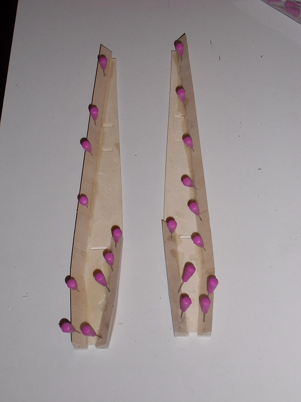 Rumpfseitenwände mit 1 mm Balsa abgesperrten 6 x 6 Dreikantleisten.