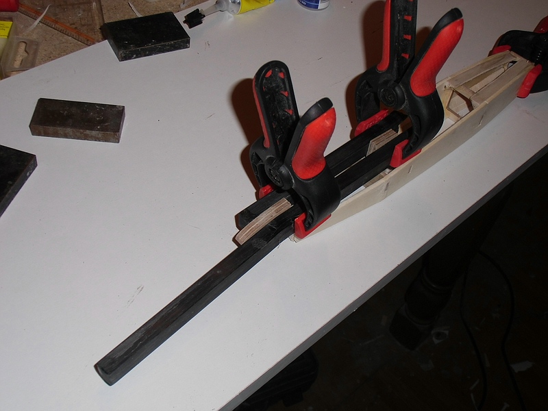 Ausrichten der Flächenhaltepylone. Beim verkleben des vorderen Pylons sind mit die Rumpfseitenwände aus 3 mm Pappel gebrochen. Sie sollten also für diese Arbeit naß gemacht werden. Das ist bisher die kniffligste Arbeit gewesen und trocknet gerade.