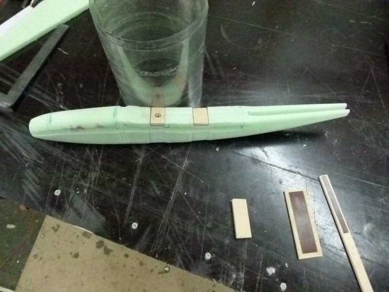 es wurden Sperrholzteile mit eingelassenen  Muttern gefertig zur Flächenbefestigung, die Nuten dafür pasend in den Runpfrohling gearbeitet.