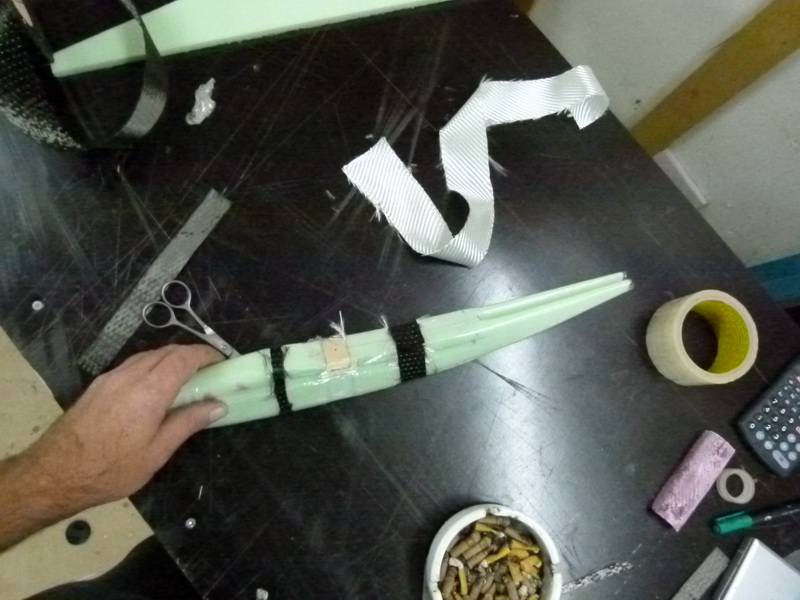 bevor die Flächenhalter in den Rohling kommen werde Nuten für CfkVerstärkungen in den Rohling geschliffen.<br />Der komplette rumpf wird mit Paketbad Durchsichtig überzogen. Bei dem band weiß ich das es 100% Trennmittelfrei trennt.