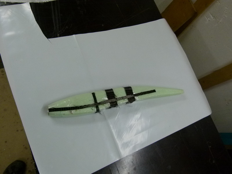 hier liegt der Rohling mit allen geplanten Verstärkungen anfixiert auf der Pe Plane aus der ein möglichts  maßgenauer Vakumsack entsteht. Mehr habe ich heute nicht geschafft.<br />aber vileicht bewege ich mich nochmal richtung Werkstatt