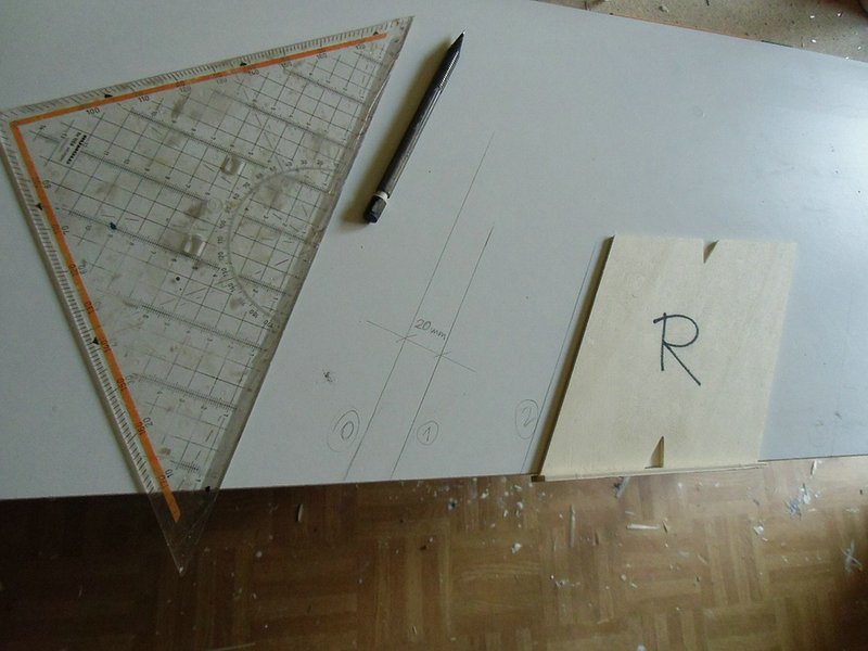 Klein0511CIMG0305.jpg (194.64 KiB) 18318 mal betrachtet Statt einem Bauplan gibt es Schablonen für die Rippenabstände und Einbauwinkel. Die wenigen Abweichungen vom Raster werden mit Geodreieck angezeichnet. Das "R" steht für "Rippen", später gibt es noch ein "H" für "Helling"