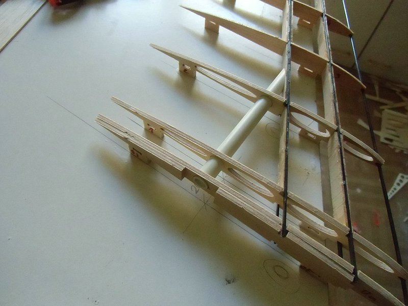 Beim zweiten Flügel werden Steckungsrohr und Wurzelrippe erst später verklebt. Erst wenn der erste Flügel oberseitig beplankt vom Baubrett genommen und zur Ausrichtung angesteckt werden kann, damit nachher alles schön fluchtend zusammen paßt