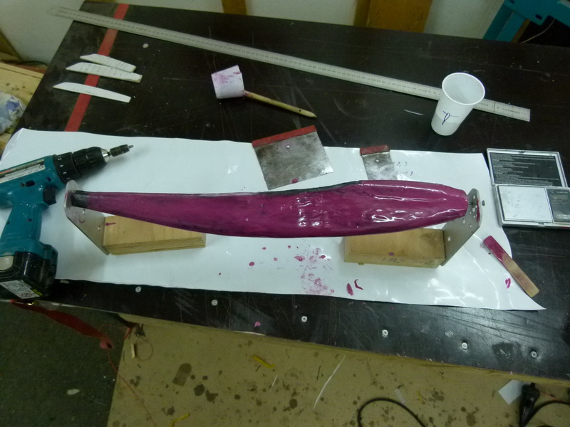 dick mit gefärbter microballon Mumpe beschmiert  um die Unebenheiten auszugleichen