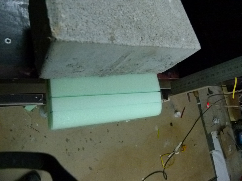 Mit derHeissdrahtsäge wird der erste Schnitt  gemacht. der ist 0.9mm breit.