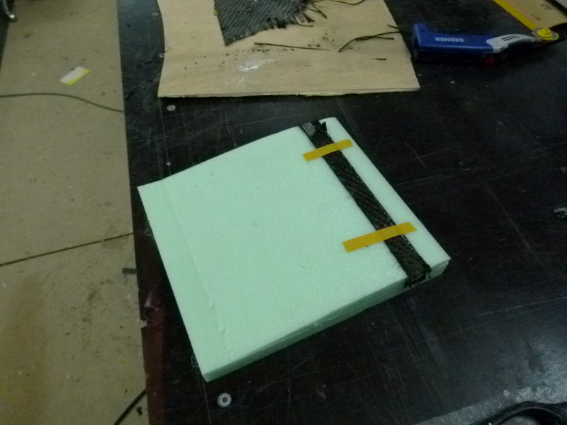 der Holm  Komplett mit Cfk ummantelt  wird wieder eingesetzt