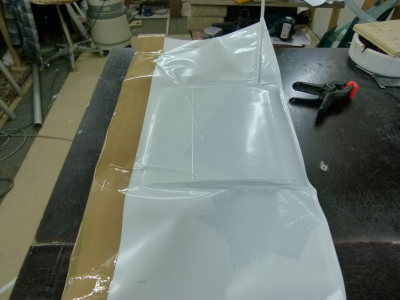 das ganze kommt mit CFK Resten trocken ins Vakuum  so bin ich noch nicht Zufrieden<br />man sieht deutlich die vertiefung vom Holm oben und unten