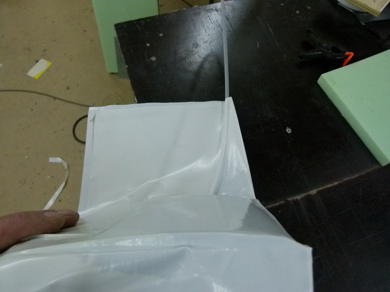 noch ein paar Rovings nachgelegt an den Holmkanten so kann man das lassen. jetzt sieht an nur noch die Kante der klebebänder die die beiden Deckfolien oben und unten zusammenhalten.