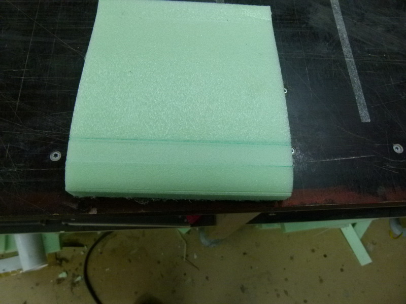 vor dem ersten schnitt werden in der Holmposition werden 0.7mm oben und unten 0,7mm ausgeschliffen, das ist genau die Hälfte des voegesehenen Cfk Auftrags am Holm