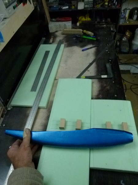 Vorberietung der Verstärkungen für die Flächenverschraubung am Rumpf.<br />Da sich mit den Rückwärts gepfeilten Aussenflügeln  verschidene schwerpuntte ergeben werden diese an verschidenen Positionen in die mittelteile eingestezt.<br />Es sind ja noch ungepfeilte  Brettflächen  gepalnt die ebenfalls auf dem Rumpf  und mit den beiden Flächenmittelteilen geflogen werden sollen,  da ligt der schwerpunkt viel Weiter vorne, mal sehen wie ich das nun löse das der Akuu möglichst immer an der selbe Stelle im Rumpf liegt.