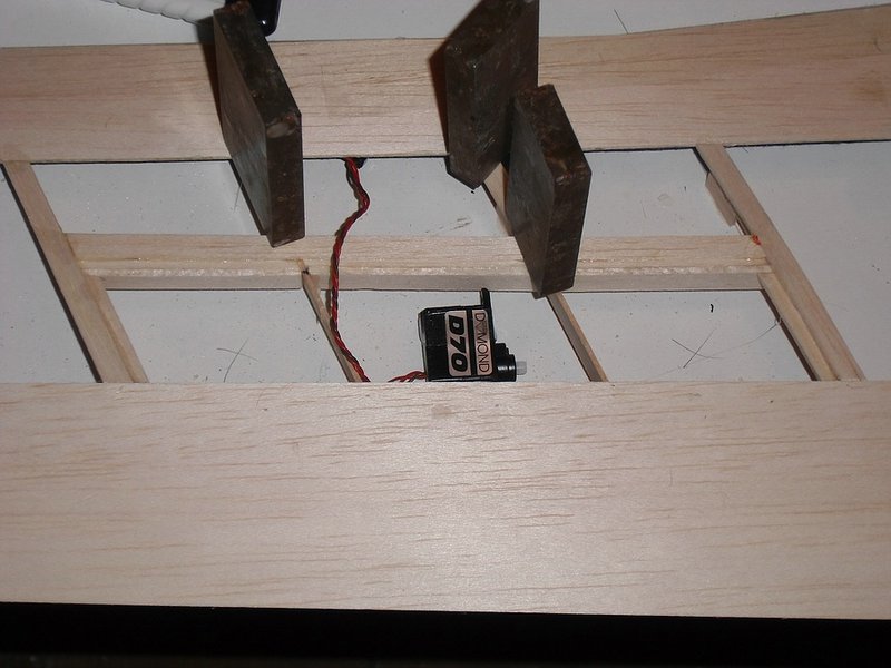 Probeliegen des Spoiler-Servos im zusammengesetzten Rahmen