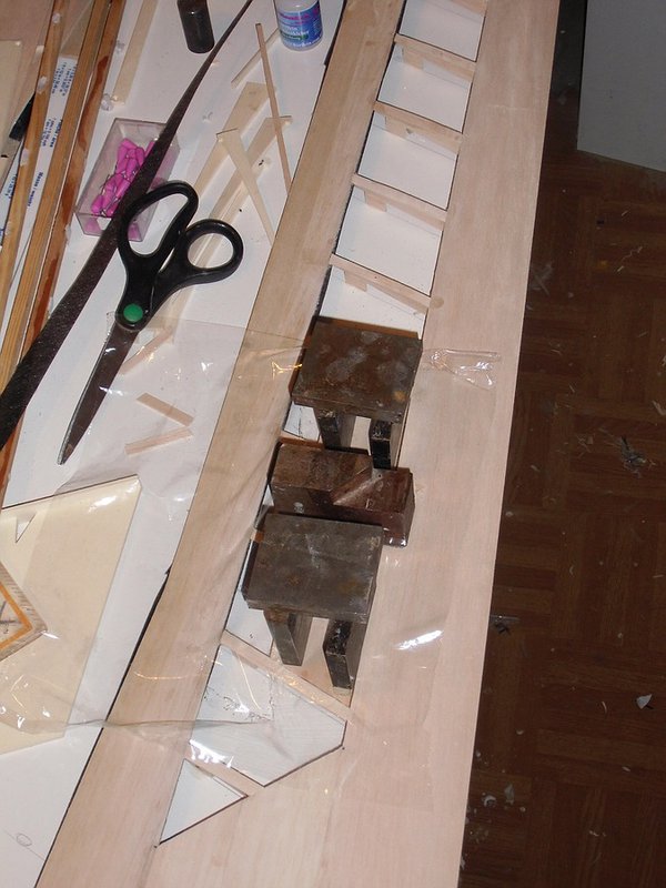 Spoilerklappe aus 2 x 0,6 mm Sperrholz auf den Rippen in Form verleimt...richtig gebogen wird sie aber trotzdem nicht, die Rippenkontur ist da nur wenig gekrümmt