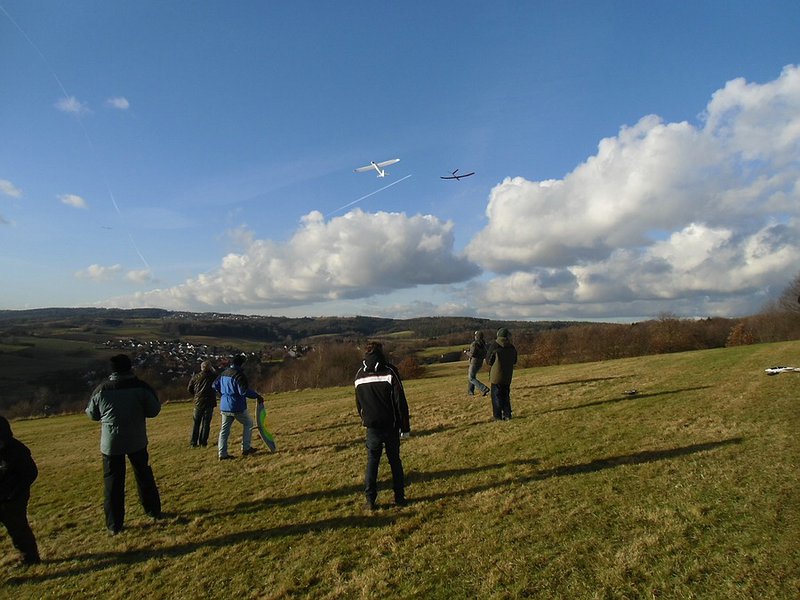 KleinCIMG0772.jpg (193.05 KiB) 3311 mal betrachtet Nach drei Trimmflügen gings an den Spessartseglerhang zum Nikolausfliegen, da herrschte reger Flugbetrieb