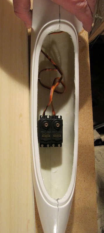 Größenvergleich mit 2st HX12K-Servos im Rumpf