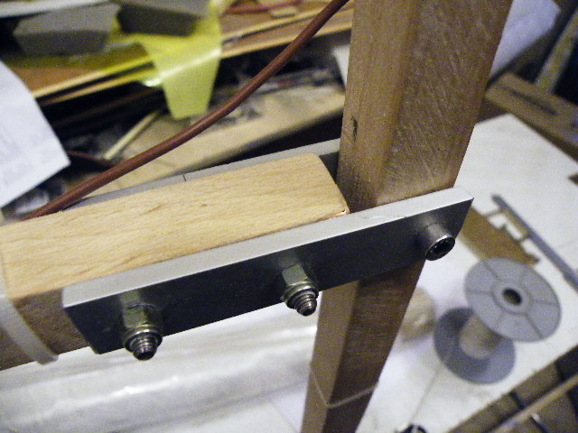 Verbindung der Quer/Hochkannt stäbe mit Aluplatten als Gelenk ausgelegt ,wegen der Drahtspannung