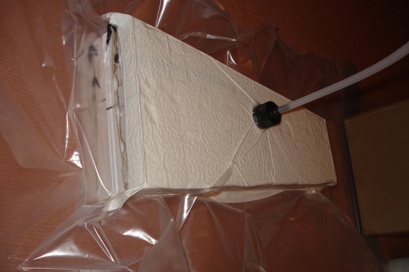 Beide Leitwerkshälften beim Pressen