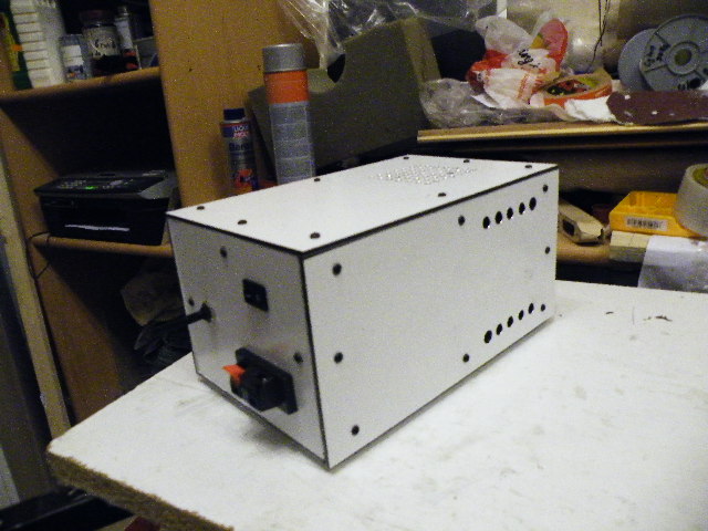 Seite in dem Bereich wo der Trafo sitzt mit Kühlöffnungen