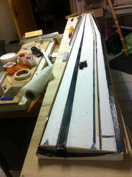 Ruderstege aus Depron und Schlauch eingepasst