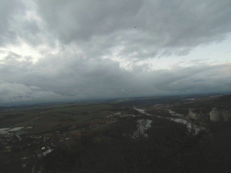 KleinCIMG0961hell.jpg (197.13 KiB) 1702 mal betrachtet Im Hintergrund sieht man schon die nächste Regenfront, die kam um 16:55 Uhr am Hang an, da stieg ich grad ins Auto für den Heimweg