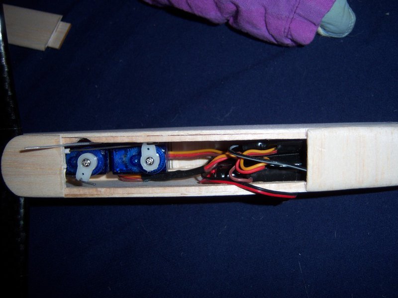 Komponenten im Rumpf 2*HXT 900 von Turnigy, 1 S 500mAh Eigenbau und ein R4 von Jeti!