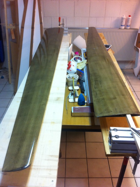 Schwarz eingefärbtes Harz aufgebracht