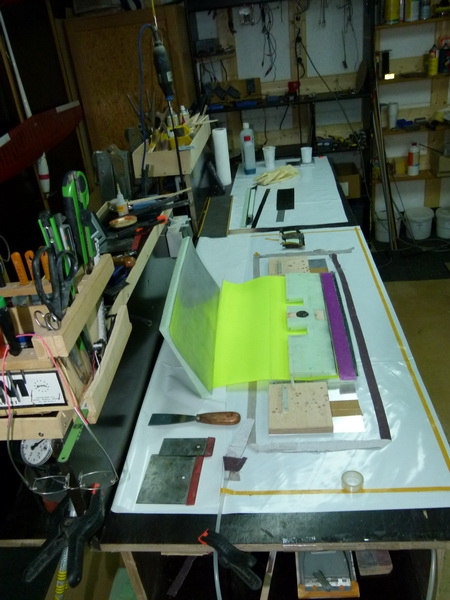 Das Mittelteil komplett Vorbereitet zum Laminieren  die ruder sind schon in einem  voherigen Arbeitsgang  gefertigt worden also fest mit dem Material verklebt. Die vorrichtung links und rechts dient dem setzen  der Holmtaschen in einem Arbeitsgang  Das ganze liegt schon auf der noch aufgegklappten Vakuumtasche.
