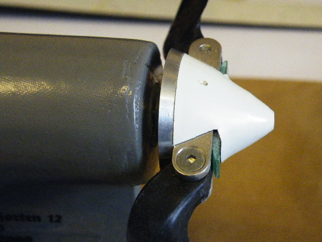 Luftschraube Im ausgeklappten Zustand stützt sie sich am Spinner ab