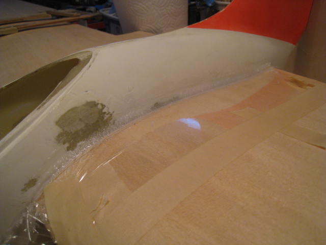 Tragflächenübergang angespachtelt mit Harz und Baumwollflocken.