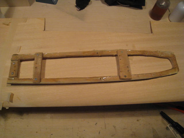 das bisherige Servo-"Brett", vielleicht kann ich ja die Kontur abnehmen... hmm, naja...