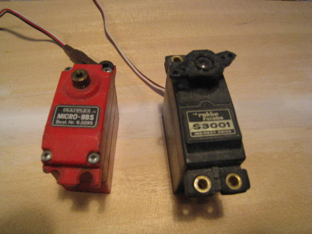 Die guten Rumpfservos gehen in Pension, neue liegen schon hier.