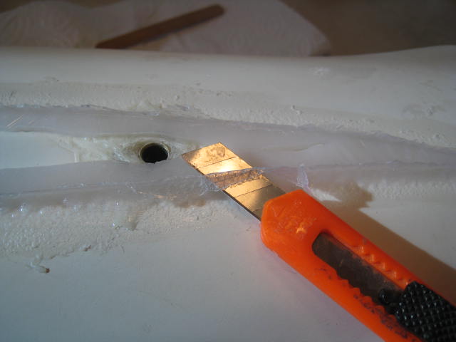 Zurechtschneiden und beischleifen. Soll eine ebene Auflage werden.