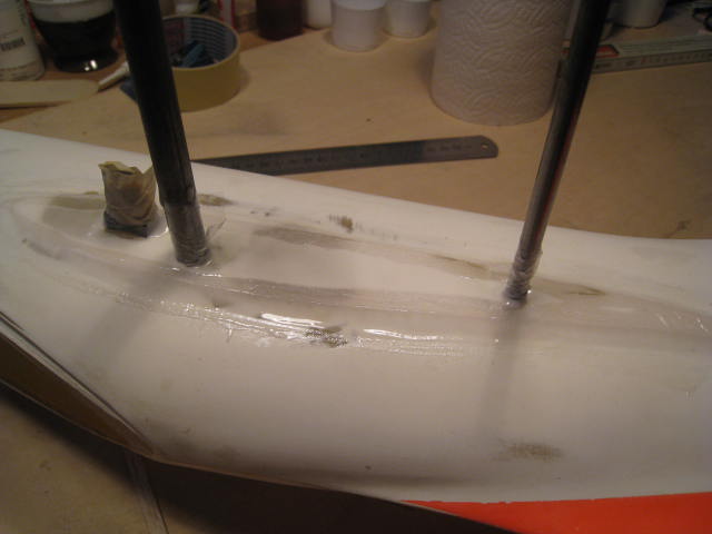 Zwischenräume aufgefüllt mit Harz/ Microballons.