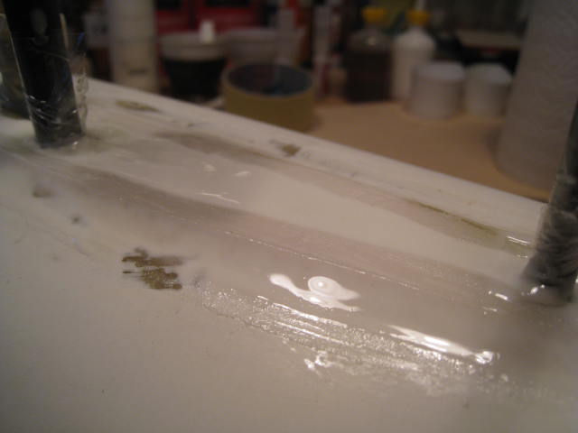 Die Oberfläche war nicht glatt genug (Harz/Baumwollflocken), deshalb nochmal drüber<br />mit Microballons.