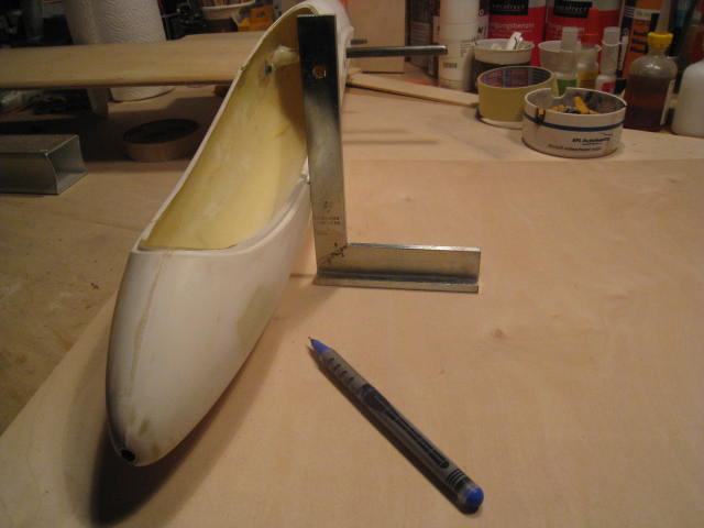 Sperrholzbrett unterlegen, Rumpfkontur übertragen...