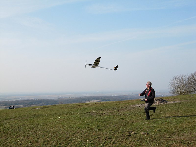 IMG_5015b.jpg (561.97 KiB) 1763 mal betrachtet Hangerstflug von Johannes´s neuem wunderschönen Sichtcarbon-Caracho