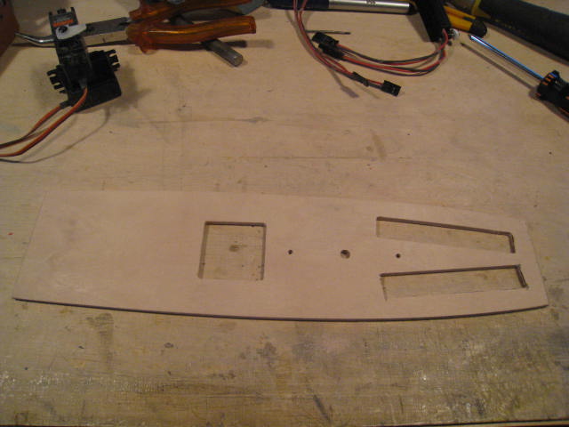Ausschnitte im Servobrett verteilt, Gewicht nach vorne!